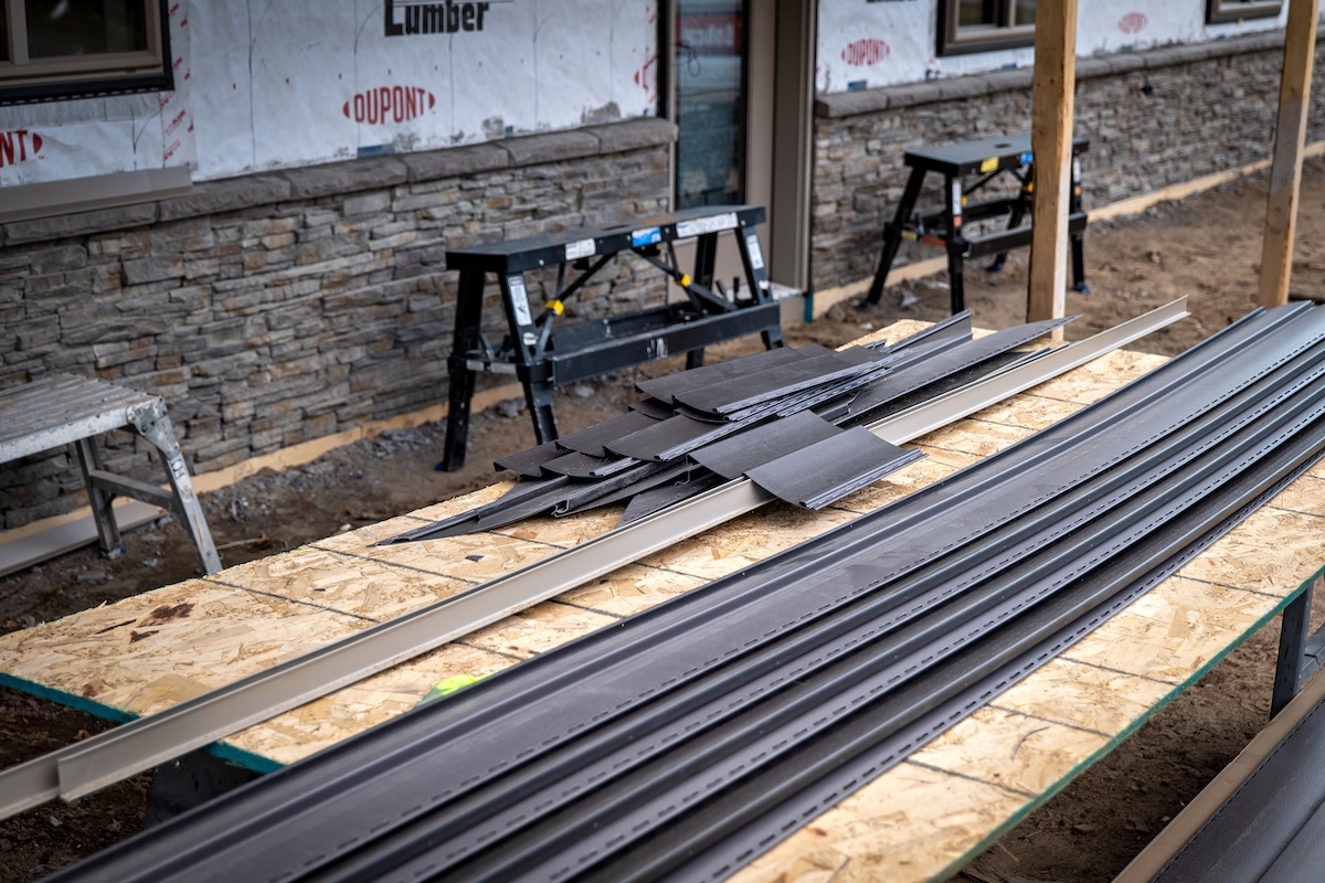 how to cut vinyl siding